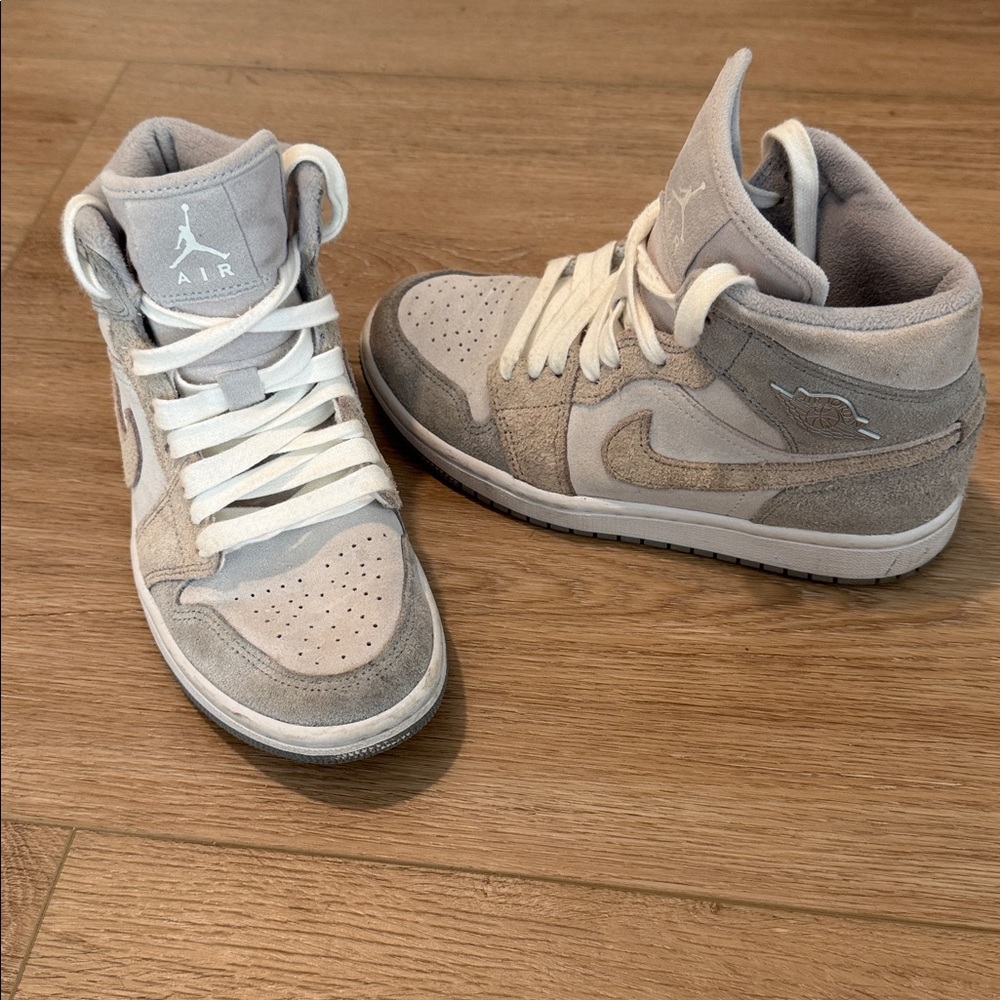 Nike Air Jordan 1 Mid SE Shoes Particle Grey DO7139-002 NWOT Womens Size 6